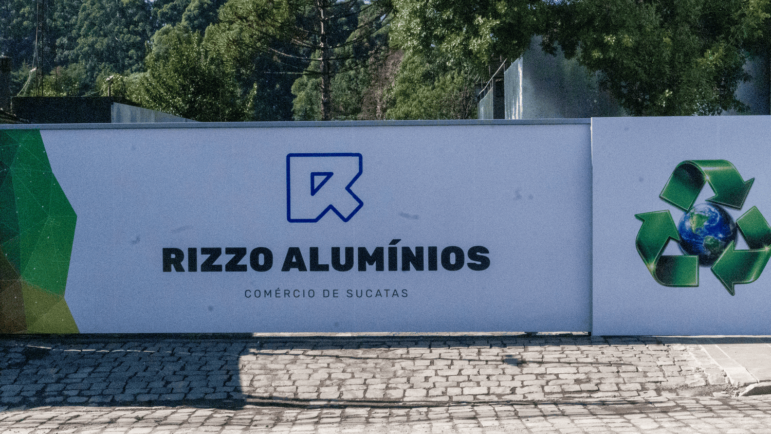 Logo da Rizzo Alumínios no muro da sede